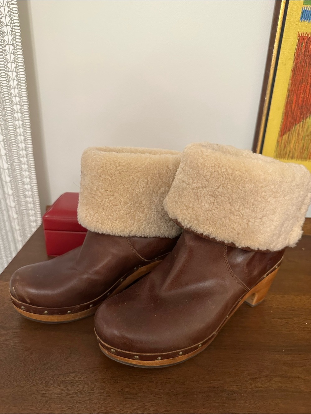 UGG Women's Lynnea US 10 Fold Over Leather Brown Shearling Cuff Clog Boot